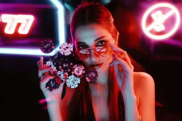 88FD Casino Games — Enjoy nonstop entertainment A close-up shot of golden coins falling around a spinning roulette wheel, representing immersive casino action at 88FD.